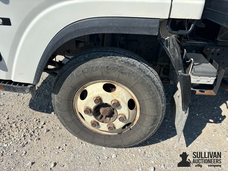 2015-isuzu-npr-image-12