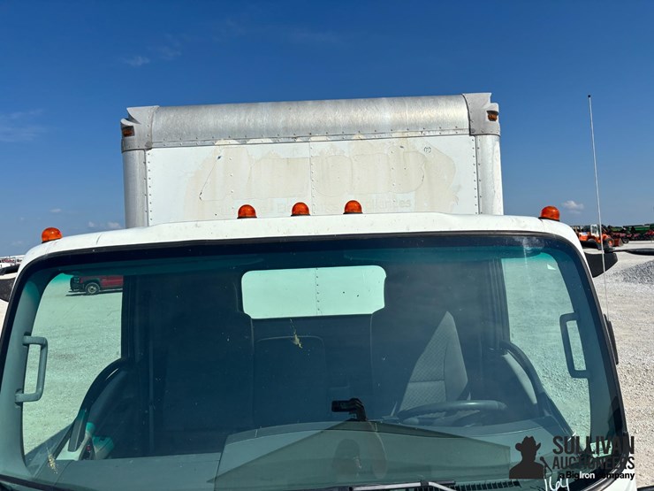 2015-isuzu-npr-image-10