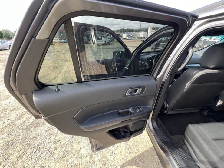 2016-ford-explorer-image-23