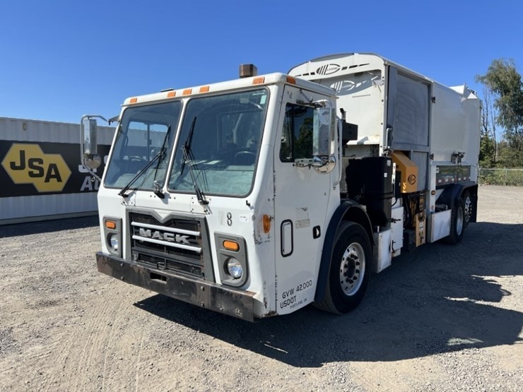 2011-mack-leu612-image-1