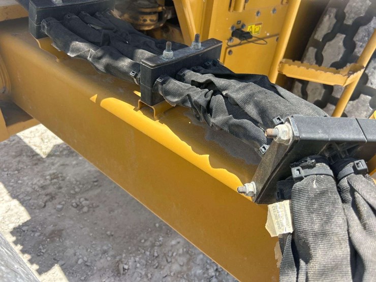 2018-caterpillar-cs54b-image-15