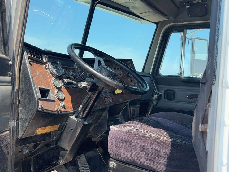 1994-peterbilt-377-image-23