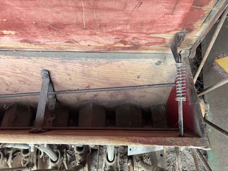 moline-8’-grain-drill-image-33