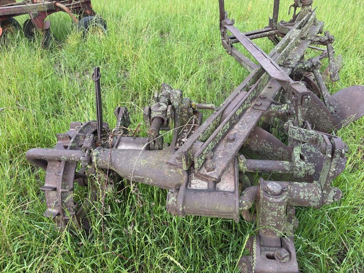 3-bottom-25”-terracing-plow-image-29