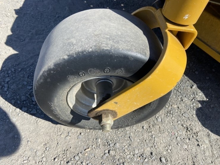 hustler-fastrak-zero-turn-mower-image-15