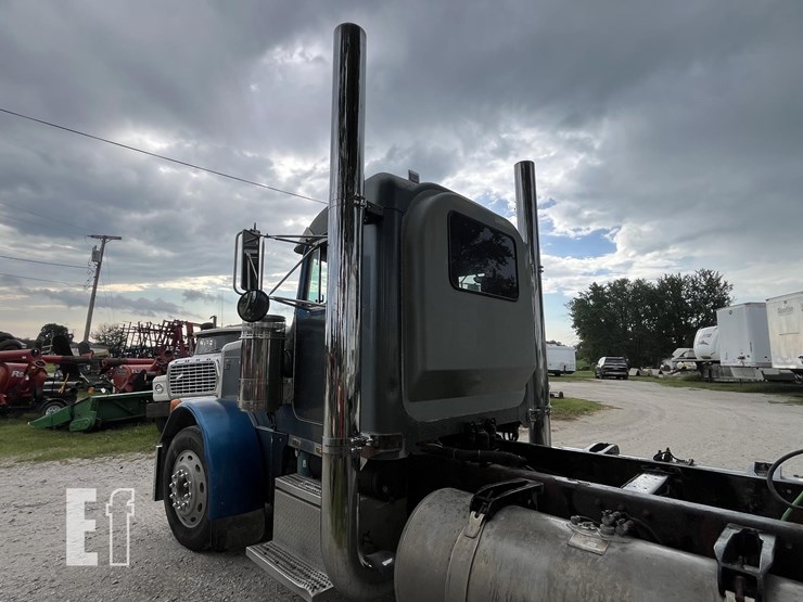 2000-peterbilt-379-image-3