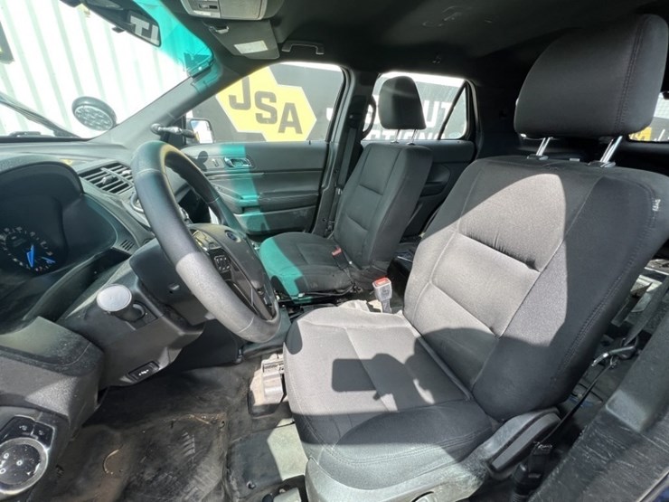 2017-ford-explorer-image-24