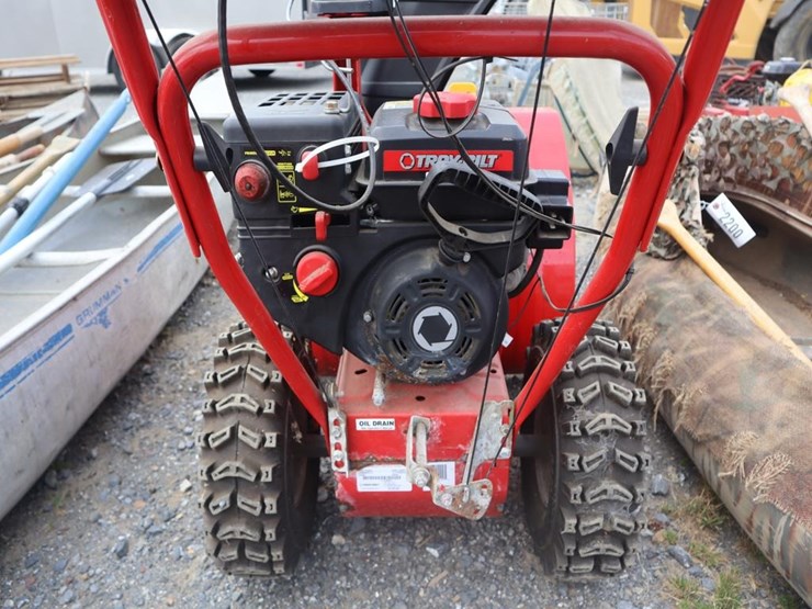 troybilt-26in-snow-blower-image-5