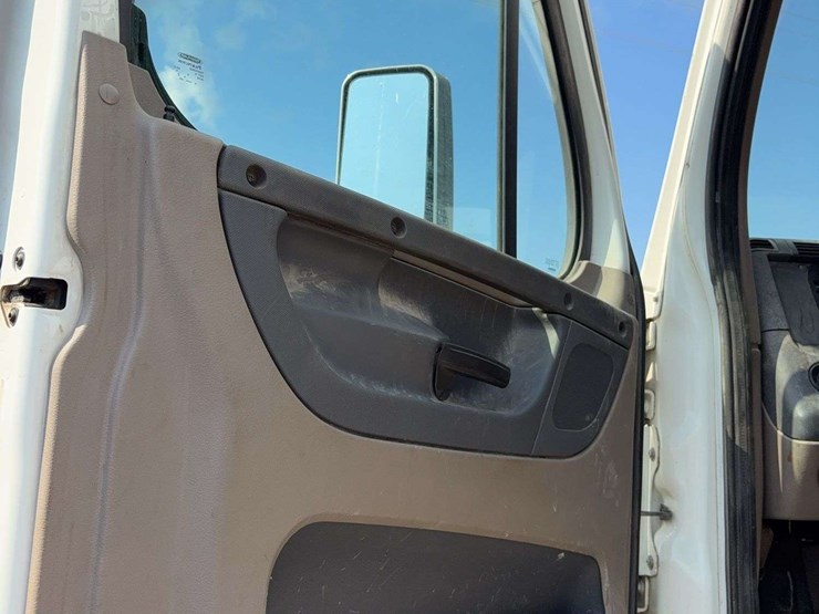 2015-freightliner-cascadia-125-image-23