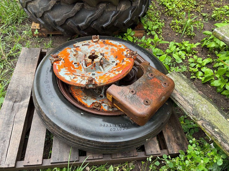(2)-ji-case-wheels-and-(1)-7.50-24-tire-image-2