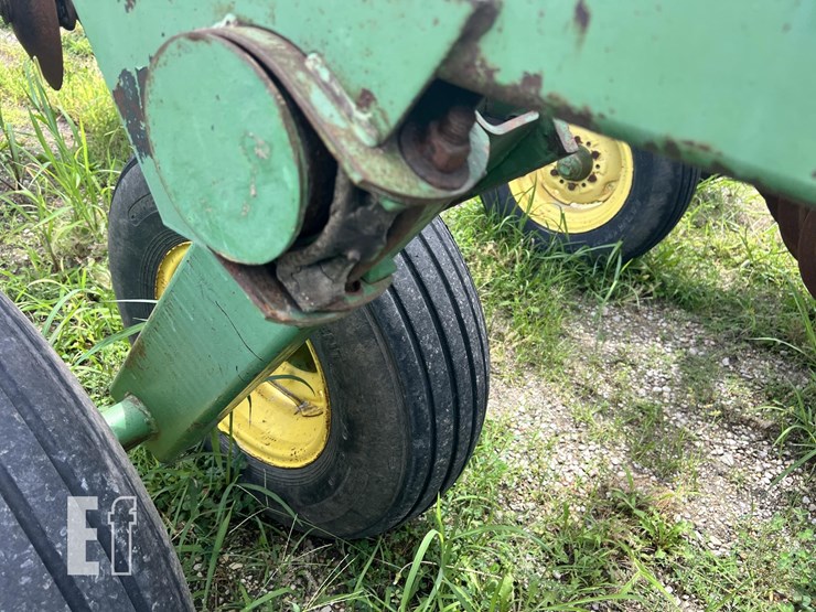 john-deere-220-image-11
