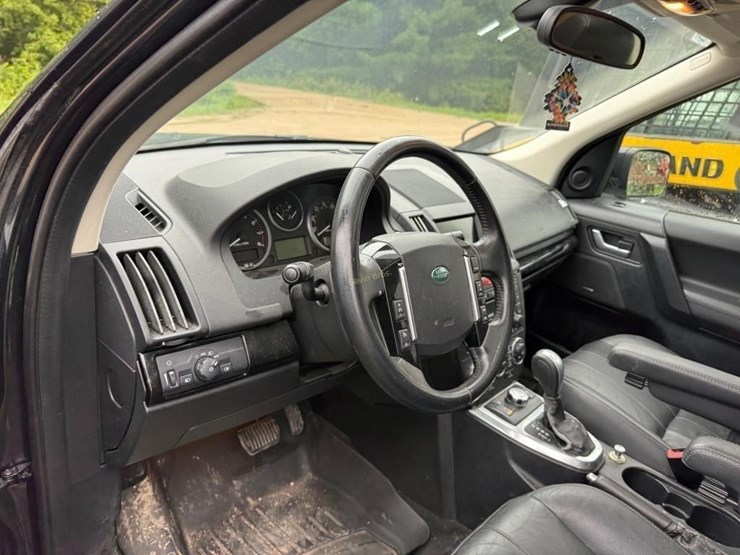 2011-land-rover-lr2-hse-image-13
