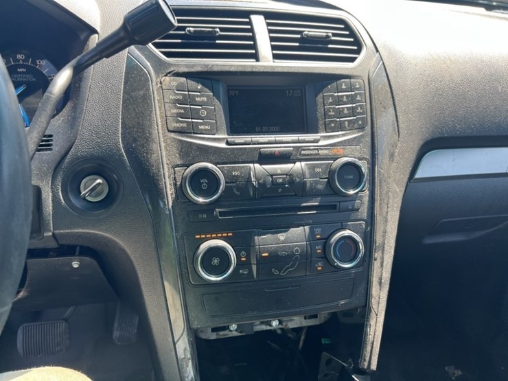2016-ford-explorer-image-25