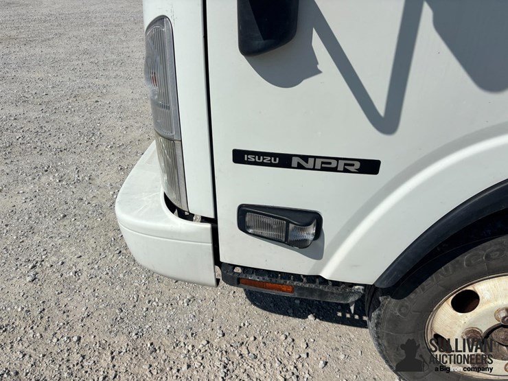 2015-isuzu-npr-image-11