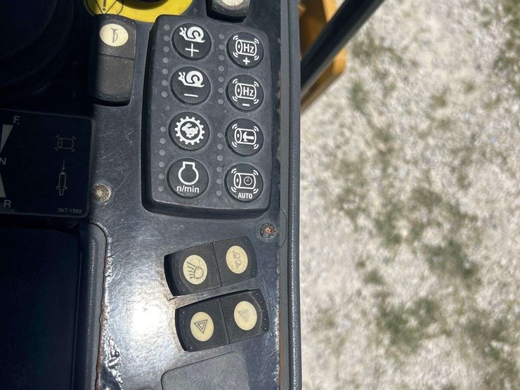 2018-caterpillar-cs54b-image-12