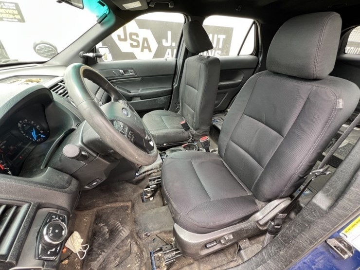 2016-ford-explorer-image-24