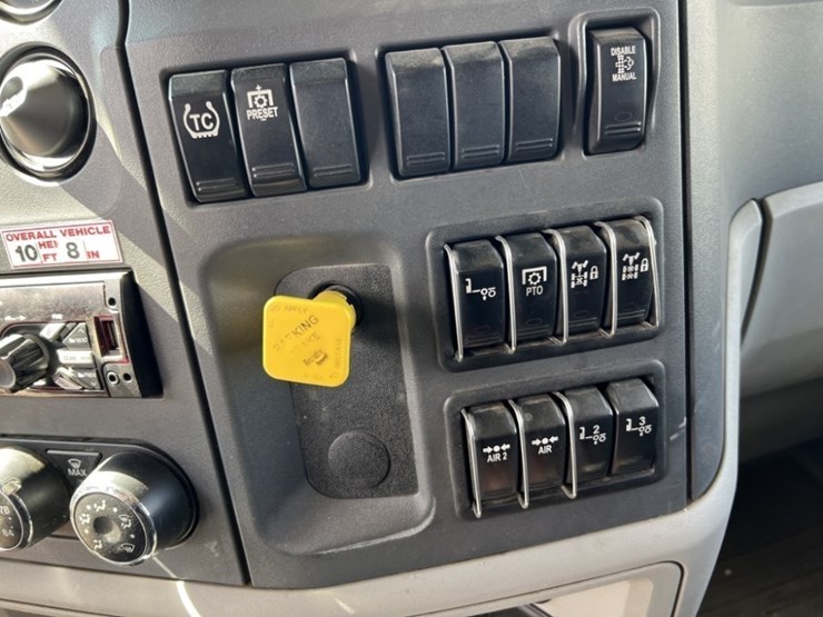 2020-peterbilt-567-image-17