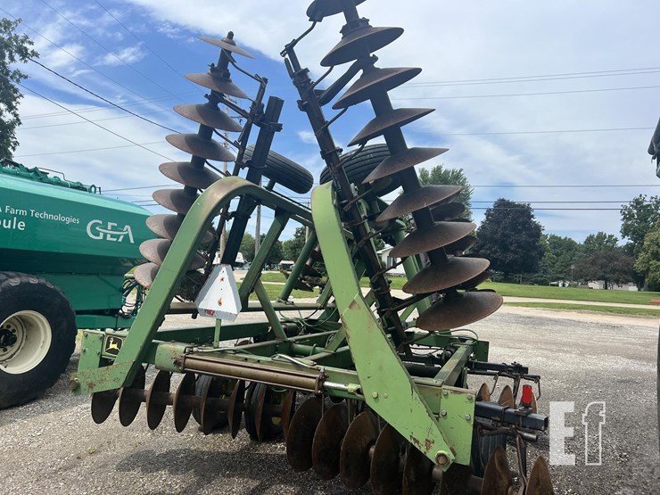 john-deere-230-image-13
