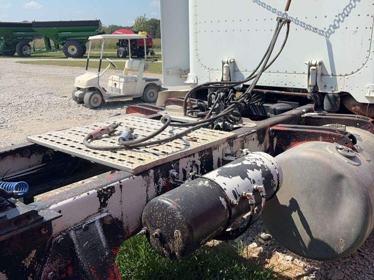 1994-peterbilt-377-image-17