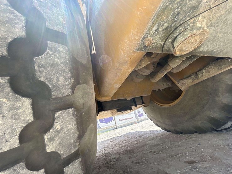 2018-caterpillar-cs54b-image-18