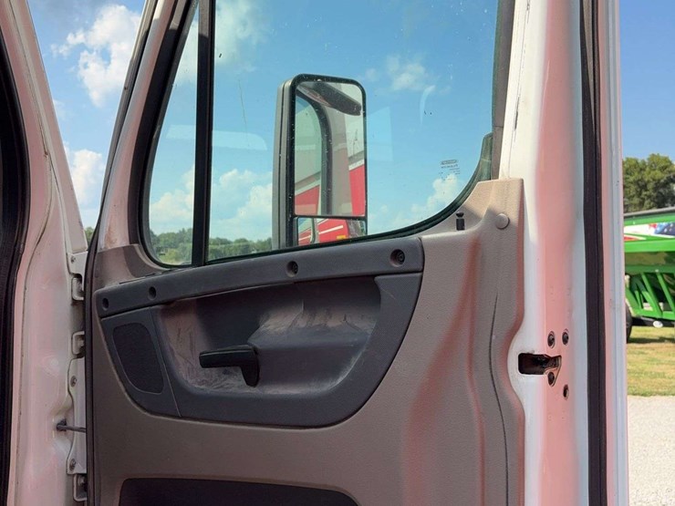 2015-freightliner-cascadia-125-image-15