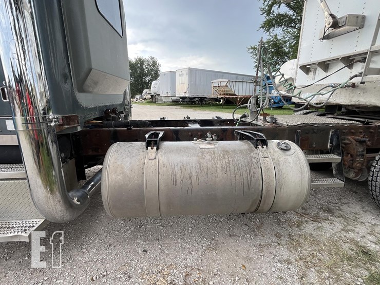 2000-peterbilt-379-image-8