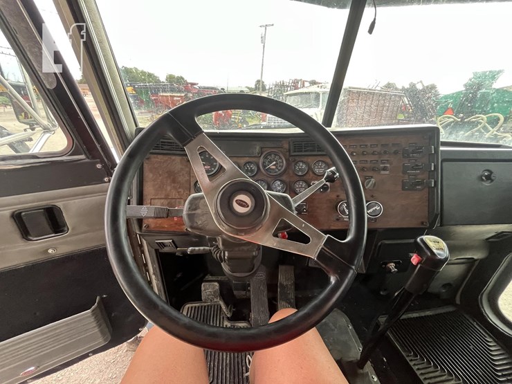 2000-peterbilt-379-image-34