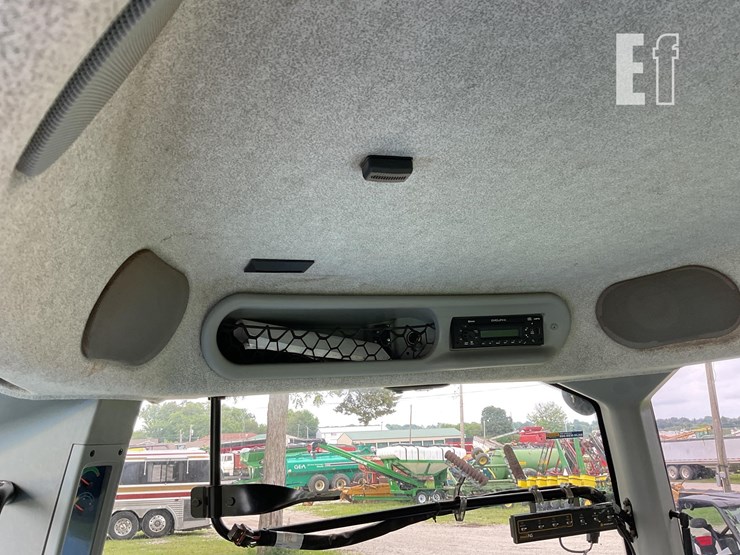2013-new-holland-t8.330-image-28