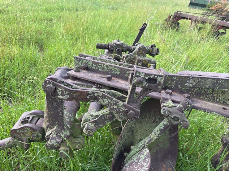 3-bottom-25”-terracing-plow-image-28