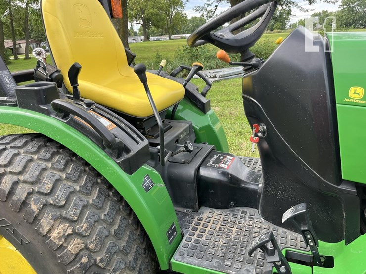 2013-john-deere-2032r-image-12