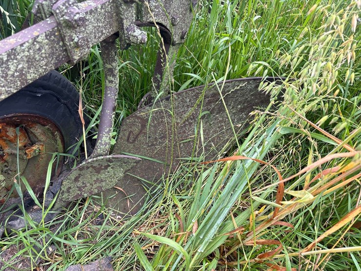 2-bottom-14”-two-way-plow-image-10