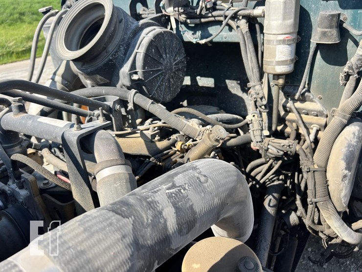 2005-peterbilt-335-image-44