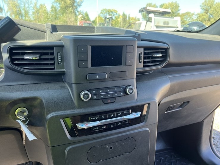 2023-ford-explorer-image-19