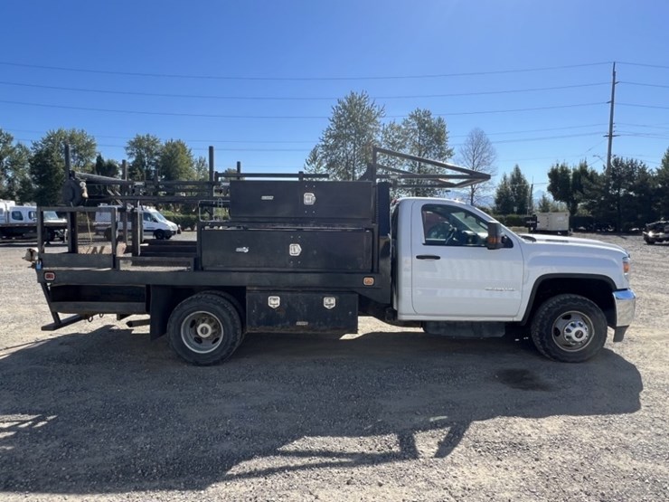 2017-gmc-sierra-3500-image-3