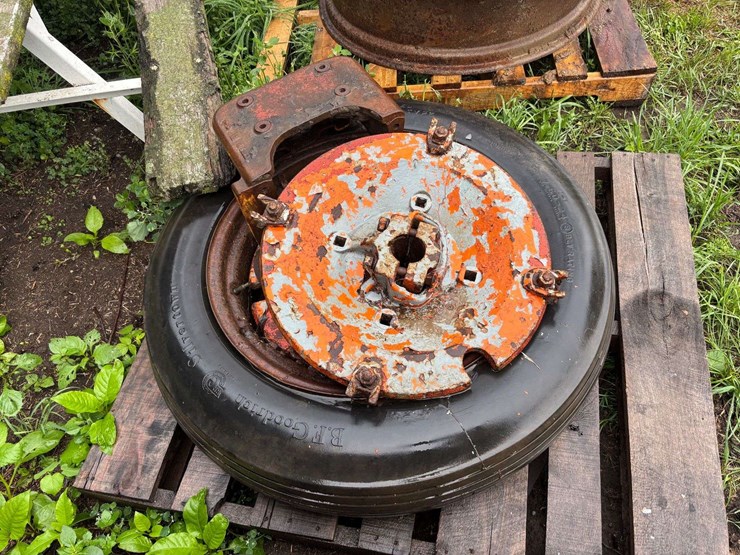 (2)-ji-case-wheels-and-(1)-7.50-24-tire-image-3