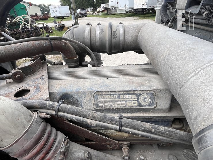 2000-peterbilt-379-image-23