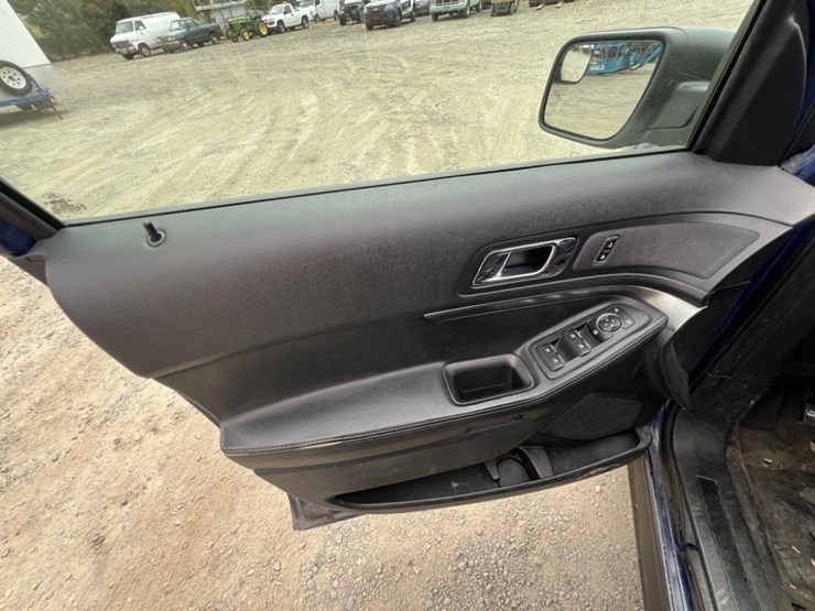 2016-ford-explorer-image-25