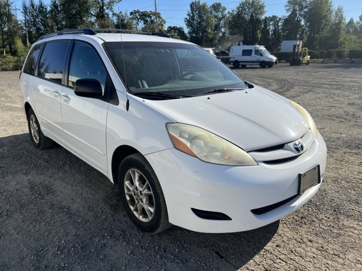 2006-toyota-sienna-le-image-2