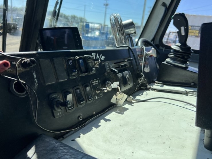 2011-mack-leu612-image-30