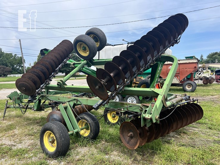 john-deere-220-image-3