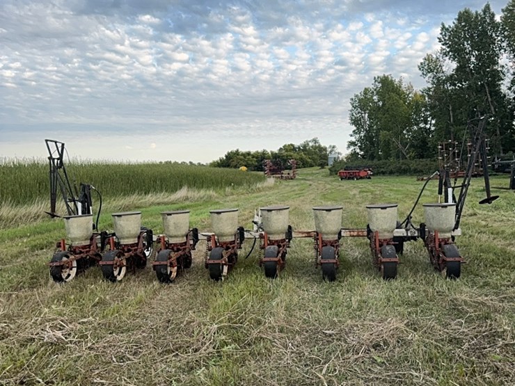 lilliston-8-row-planter-with-fiberglass-boxes,-been-sitting,-some-rust,-boxes-turn-free,-discs-need-loosened-up-image-2