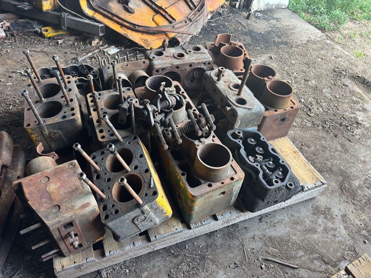 (9)-minneapolis-moline-engine-blocks-and-(4)-heads-image-3