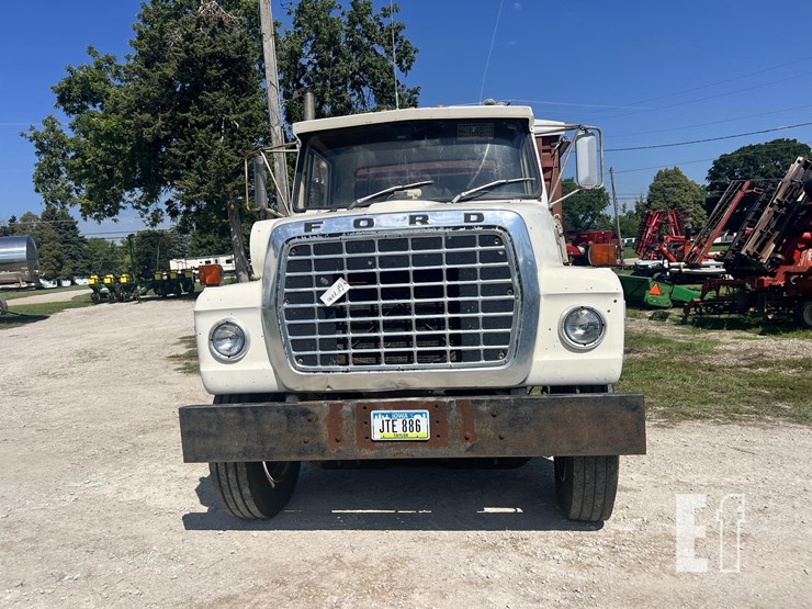 1990-ford-8000-image-8