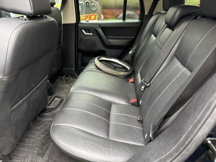 2011-land-rover-lr2-hse-image-9