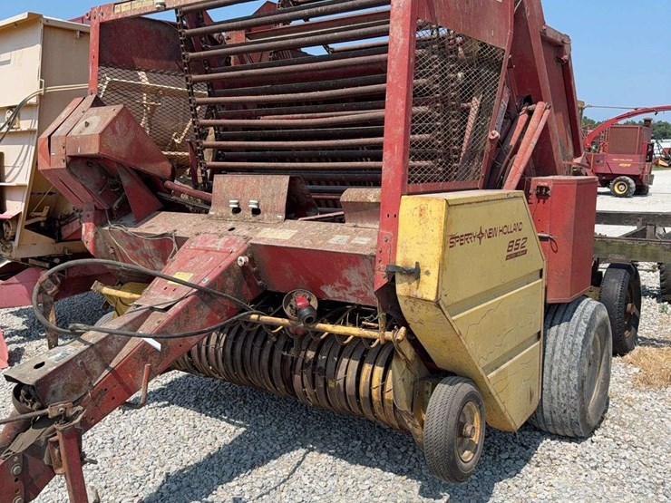 new-holland-852-image-1
