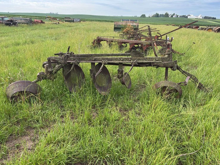 3-bottom-25”-terracing-plow-image-4