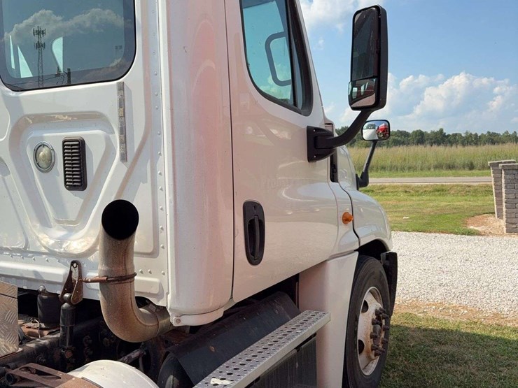2015-freightliner-cascadia-125-image-12