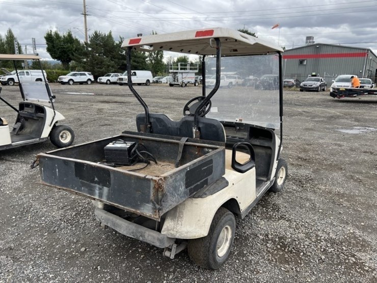 ez-go-textron-golf-cart-image-4