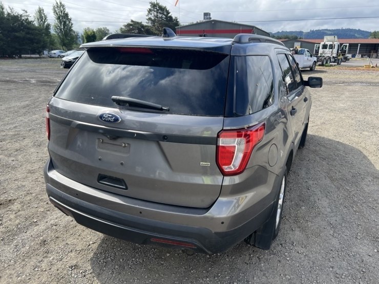 2016-ford-explorer-image-4