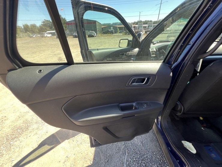 2015-ford-explorer-image-25